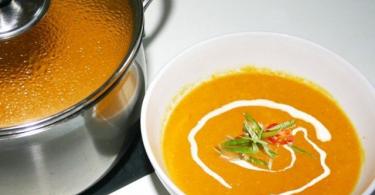 Суп-пюре из кабачков со сливками и запеченным чесноком